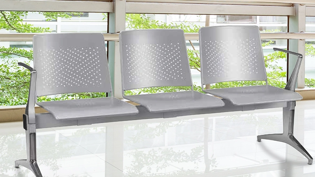 Seduta Attesa Area in lamiera forata con struttura in tubo di acciaio e gambe in alluminio e acciaio di Compir