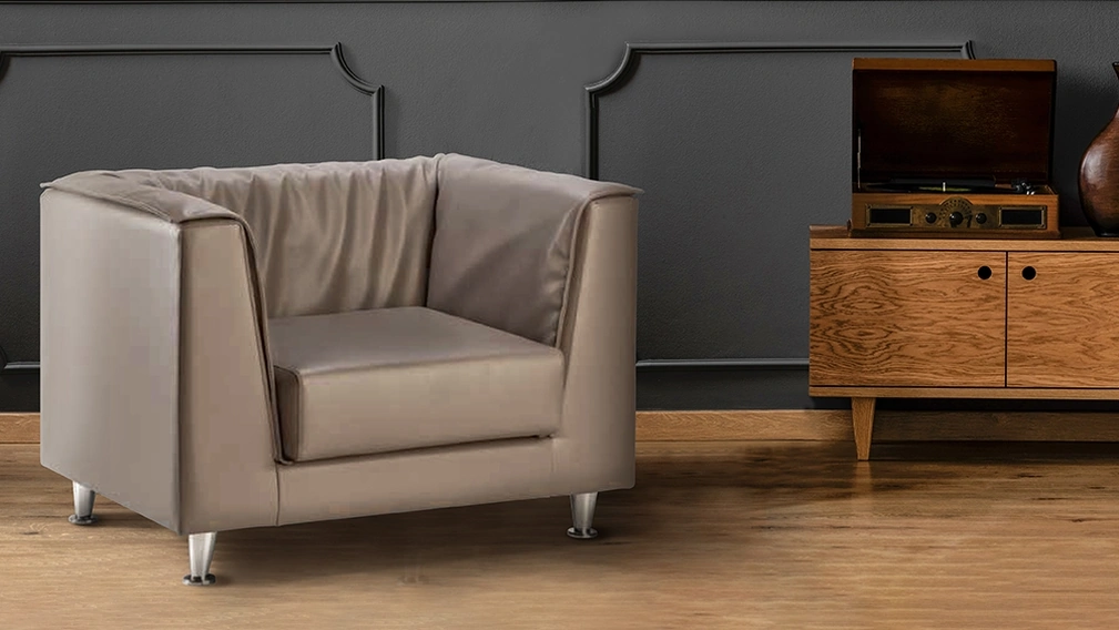 Poltroncina Compact in ecopelle imbottita di Compir