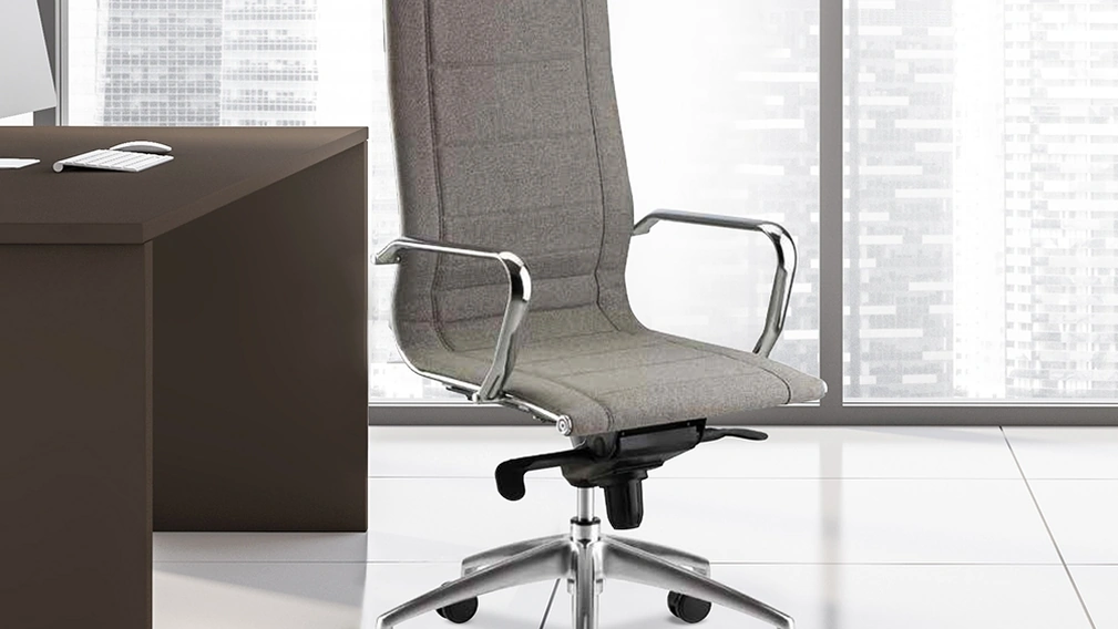 Poltrona Direzionale Kira in tessuto con braccioli in acciaio cromato di Compir