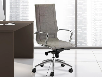 Poltrona Direzionale Kira in tessuto con braccioli in acciaio cromato di Compir