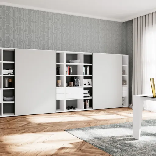 Libreria a muro con ante scorrevoli e vani a giorno in laccato opaco di Colombini Office