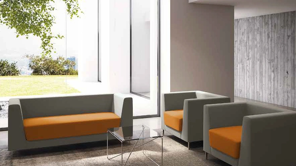 Divanetto e Poltroncine Lola in tessuto imbottito di Compir