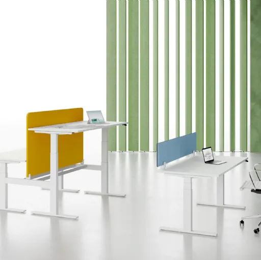 Scrivania Operativa ET in laccato opaco bianco e separè dai colori vivaci di Colombini Office