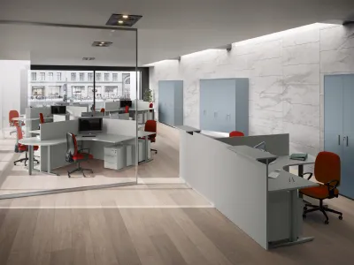 Scrivania Operativa sagomata con divisori Teko 10 in laccato opaco grigio di Colombini Office