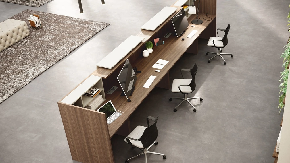 Mobile Ufficio Reception finitura Noce con tre postazioni di Compir