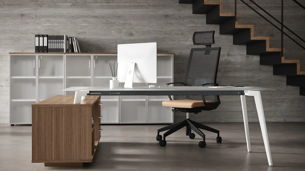 Scrivania Direzionale Rhea con top in vetro e gambe in metallo Bianco di Compir