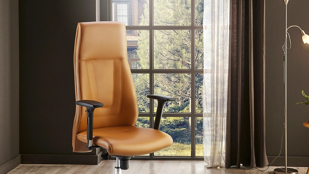 Poltrona Direzionale Sphera in ecopelle imbottita con braccioli regolabili in acciaio e nylon di Compir