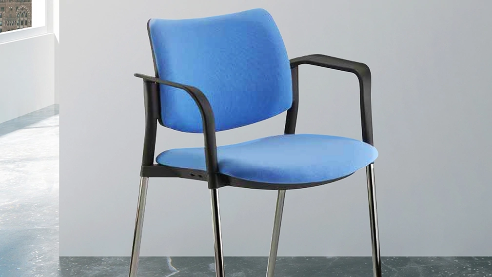 Seduta Ospiti Yoko in tessuto imbottito con braccioli in nylon e gambe in acciaio cromato di Compir