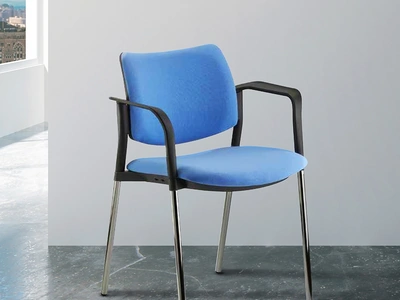 Seduta Ospiti Yoko in tessuto imbottito con braccioli in nylon e gambe in acciaio cromato di Compir